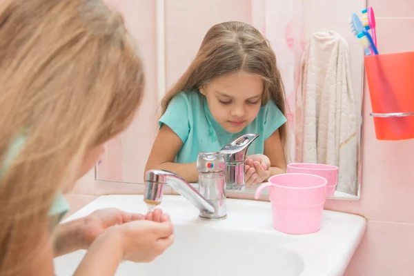 Niña de seis años se lava en el baño — Foto de Stock