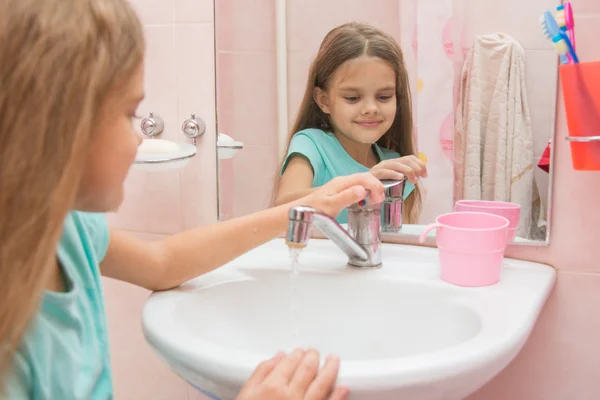 Κορίτσι κλείνει μετά το πλύσιμο το μίξερ βρύση στο μπάνιο — Φωτογραφία Αρχείου