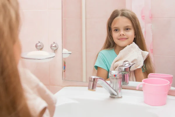 Toalla de niña en el baño — Foto de Stock