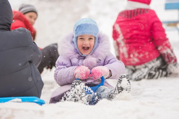 Five-year girl with rolling hills surrounded by other children — Stock Photo, Image