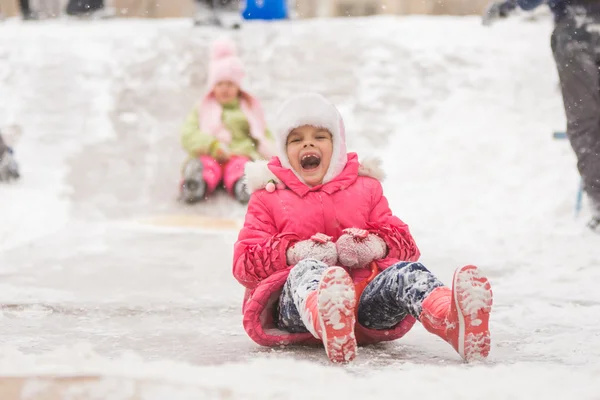 Joyeux enfant roule une glissière de glace de sept ans — Photo