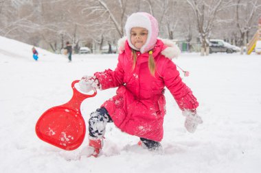 Kız kar sürüklenir el kızaklarımız ile yükselir