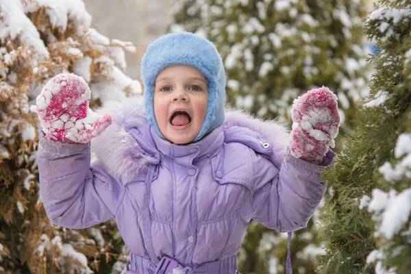 Girl afraid of jumping out of the snow-covered trees — Stock Photo, Image