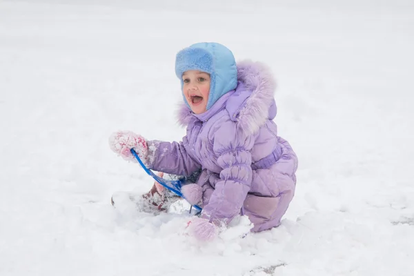 Bonne petite fille glissa sur la colline glacée et regarda joyeusement les autres enfants — Photo