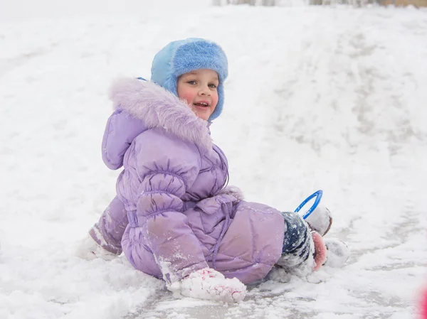 Meisje met sneeuw bedekte glooiende heuvels achteruit — Stockfoto