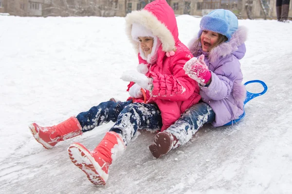 Deux filles roulant glissières de glace — Photo