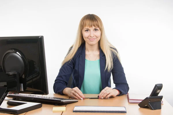 Secretaris zitten achter een bureau — Stockfoto