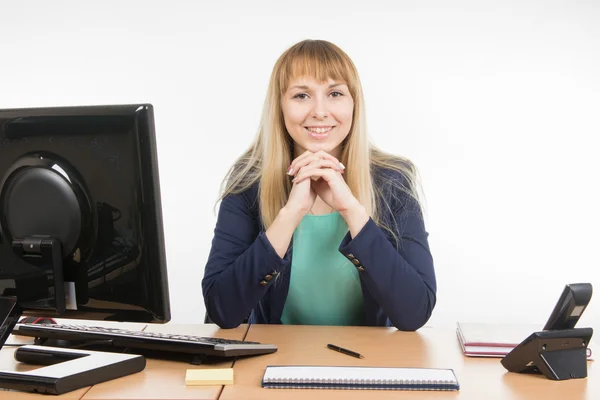 Glückliche Sekretärin sitzt hinter einem Schreibtisch — Stockfoto