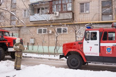 Bir apartman seyir itfaiyeci itfaiye iki makine vardır