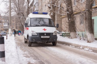 Çok öykülü bir bina avluda bir ambulans duruyor