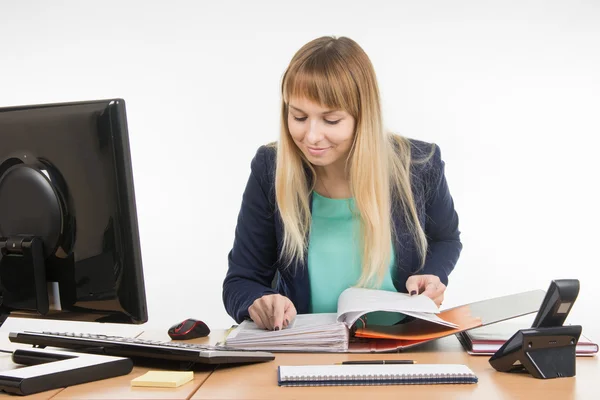 The HR professionals to view the personal files of employees in the folder — Stockfoto