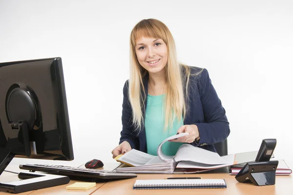 Secretary leafing through papers in a big folder and looked into the frame — Stockfoto