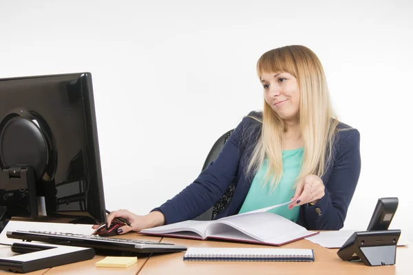 Hooghartige een specialist kantoor werken op de computer — Stockfoto