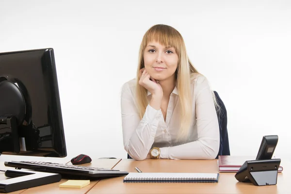 Business woman sitting at a desk in the office and looking at the frame — Stock Photo, Image