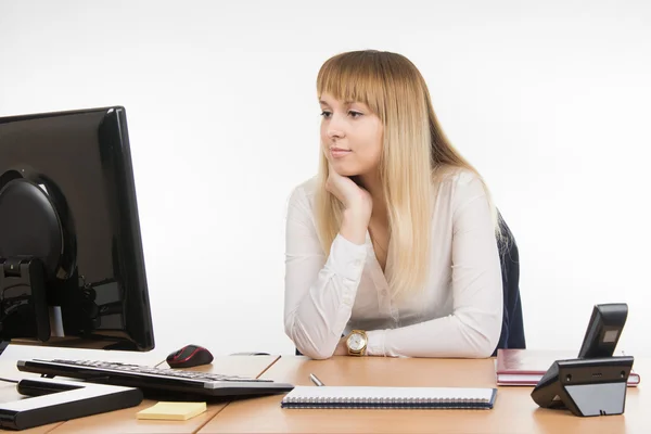 Mujer de negocios mirando un monitor de computadora en la mesa de la oficina —  Fotos de Stock