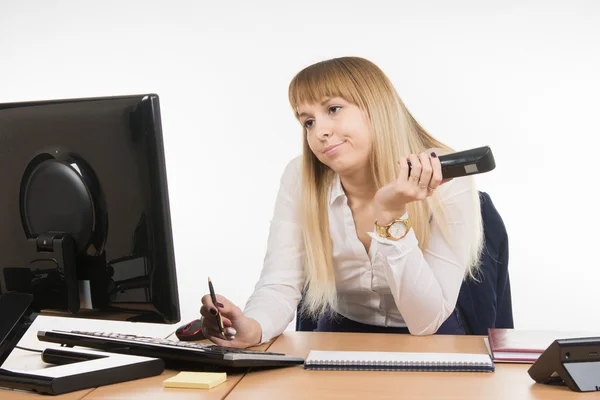 Office Specialist can not get through on the phone to the counterparty — Stock Photo, Image