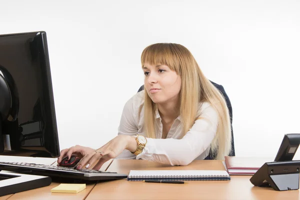 Traurig müde Büro ein Spezialist arbeitet am Computer — Stockfoto