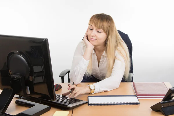 Impiegato dell'ufficio che lavora ad un computer piacevole — Foto Stock