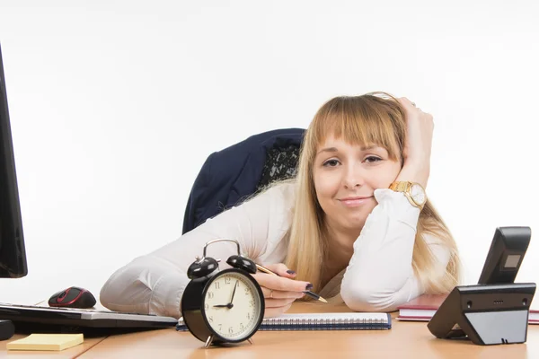 Müder Büroangestellter versucht, den Arbeitstag zu planen — Stockfoto