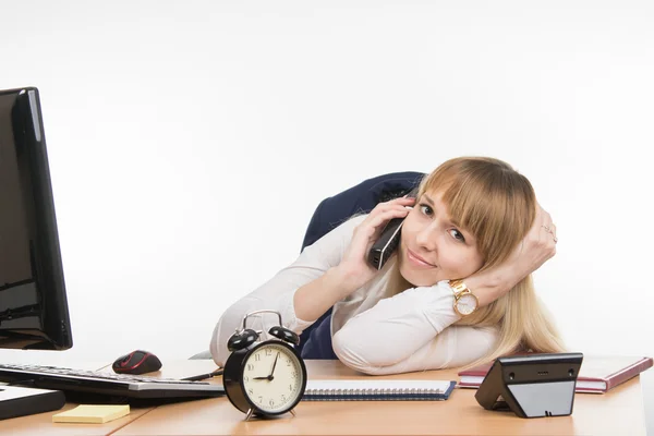 Die Sekretärin hat genug von den endlosen Telefonaten — Stockfoto