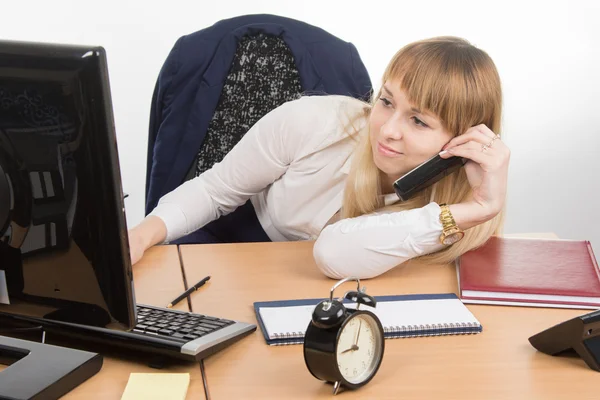 Tired office employee lying on the desk talking on the phone and looked at the screen — Stock Photo, Image