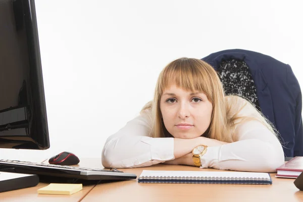 Trauriges Büro, auf dem Schreibtisch lag ein Spezialist — Stockfoto