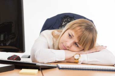 Office uzmanı yorgun masaya uzandı ve ekrana baktı
