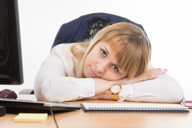 Office uzmanı yorgun masaya uzandı ve çerçeve baktı