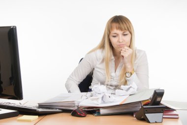Ofis sorumlusu sinirler ve yorgunluk bazı önemli belgeleri ezilmiş