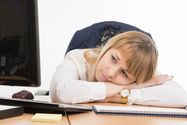 Office a specialist wearily lay down on the table and looked at the screen — Stock Photo, Image