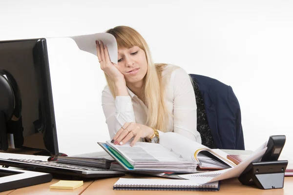 Frustrierte und müde Frau blättert im Büro in einem Ordner mit Papieren — Stockfoto