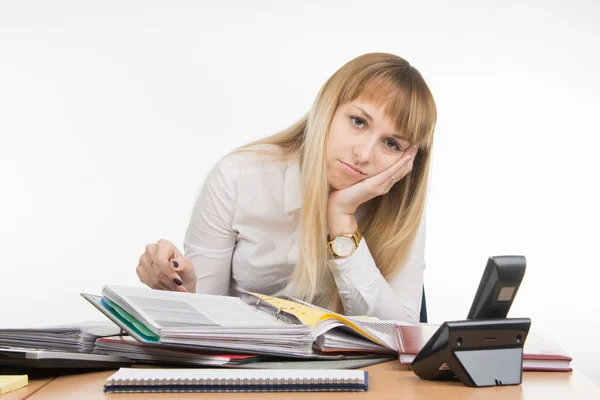 Müdes Büro blättert in einem Ordner mit Fachdokumenten und blickt in den Rahmen — Stockfoto