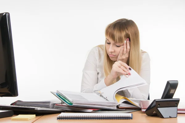 Müde schläft ein und wühlt in einem Büroordner mit Unterlagen — Stockfoto