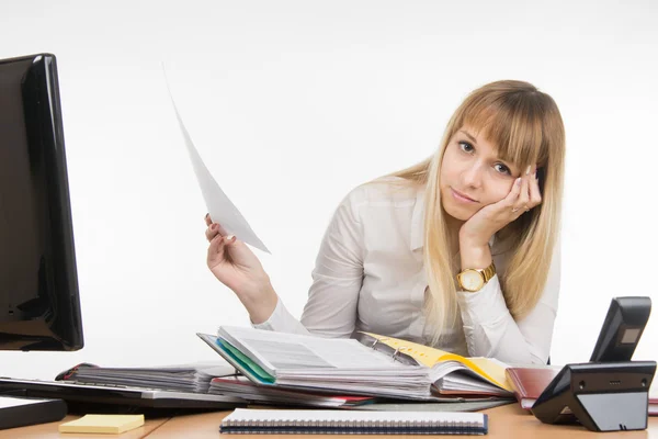 Office specialist trött för att gräva i mappar med dokument — Stockfoto