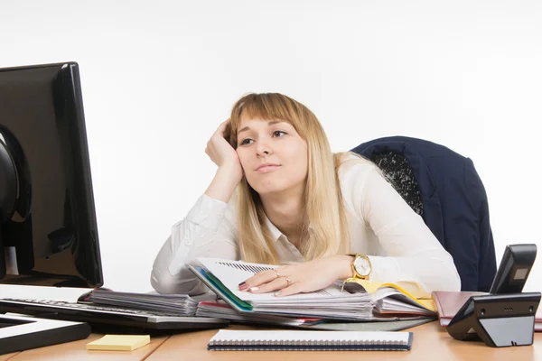 Office work tired a specialist to sort out folders with documents and looked sadly at the monitor screen — Stock Photo, Image