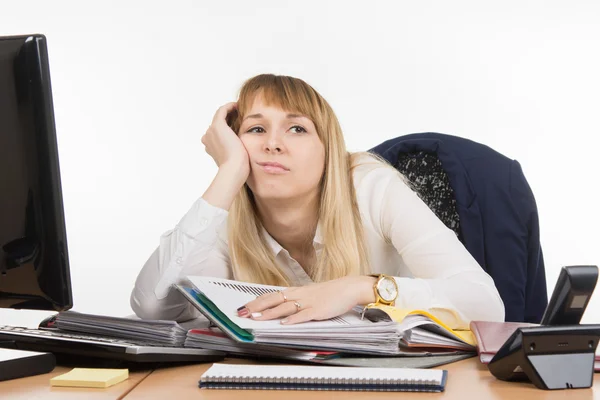 Office trött specialist att arbeta med dokument och vill åka hem — Stockfoto