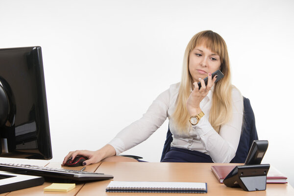 Деловая девушка не смогла договориться с клиентом по мобильному телефону
