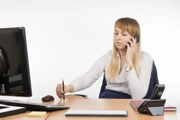 Geschäftsfrau führt Geschäftsgespräche mit dem Handy — Stockfoto