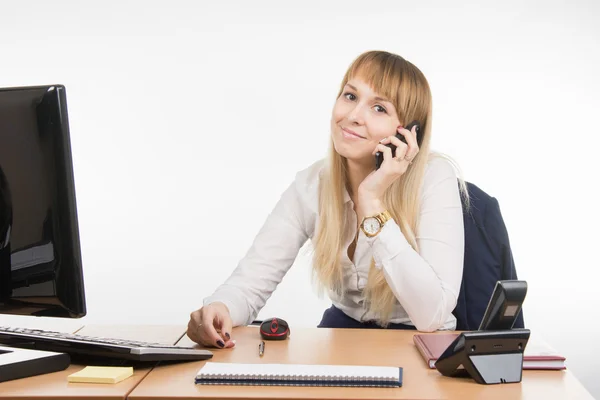 Especialista de oficina hablando en un teléfono celular en el lugar de trabajo — Foto de Stock