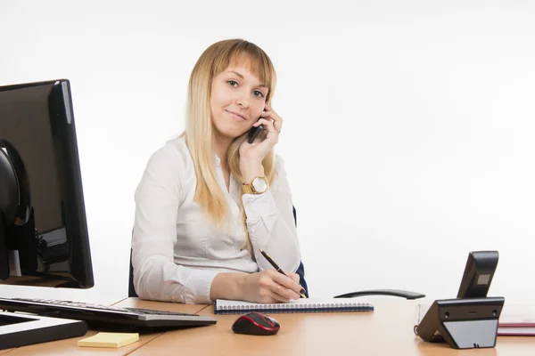 Glückliche Geschäftsfrau, die am Handy spricht und Tagebuch schreibt — Stockfoto