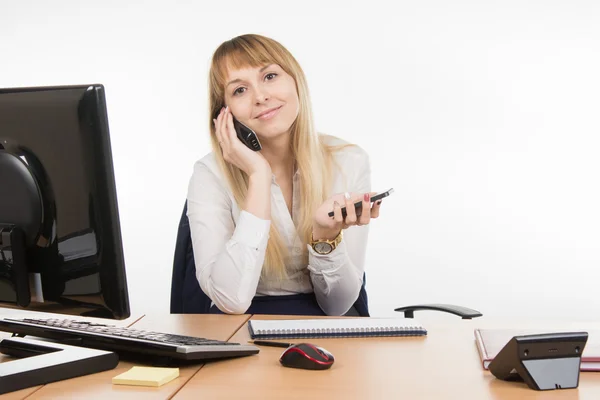 Feliz secretaria hablando por teléfono y trabajando en la celda. —  Fotos de Stock