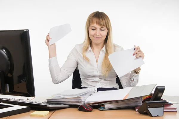 Mujer de negocios rasgado documento de papel —  Fotos de Stock