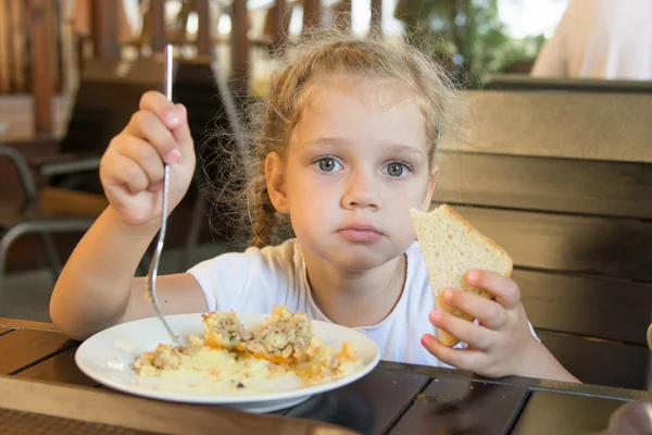 Menina de quatro anos almoça em um café ao ar livre — Fotografia de Stock