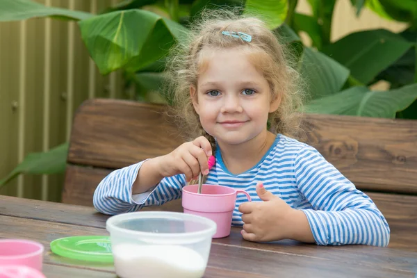 La muchacha de cuatro años en el té interfiere con el azúcar para el desayuno — Foto de Stock