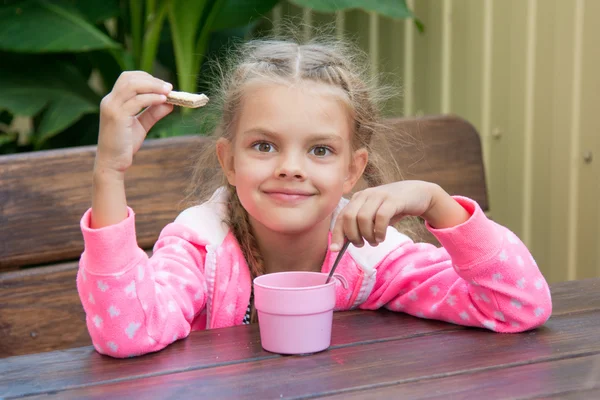 Six ans fille prend le petit déjeuner sur la véranda — Photo