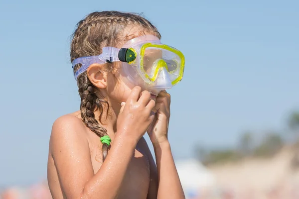 Girl wears swimming underwater mask on the face — Stock Photo, Image