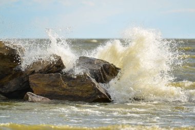 Sahilde dalgalar ve su damlaları