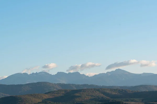 Heldere Blauwe Lucht Bergen Bulgaria Gewassen Hooivelden Wolken Blauw Scherpe — Stockfoto