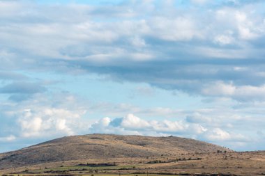 Bulgar kırsal rock tepesi sonbahar gölgeleri güneşli, yeşil, ılık ormanlık alanı metin mavisi gökyüzü için kopyaladı