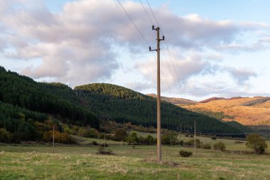 Sonbahar gün batımı turuncu yeşil manzaralı kırsal elektrik hatları mavi gökyüzü tepe orman ağaçları güzel bulgaria kopyalama alanı metin enerjisi kentsel